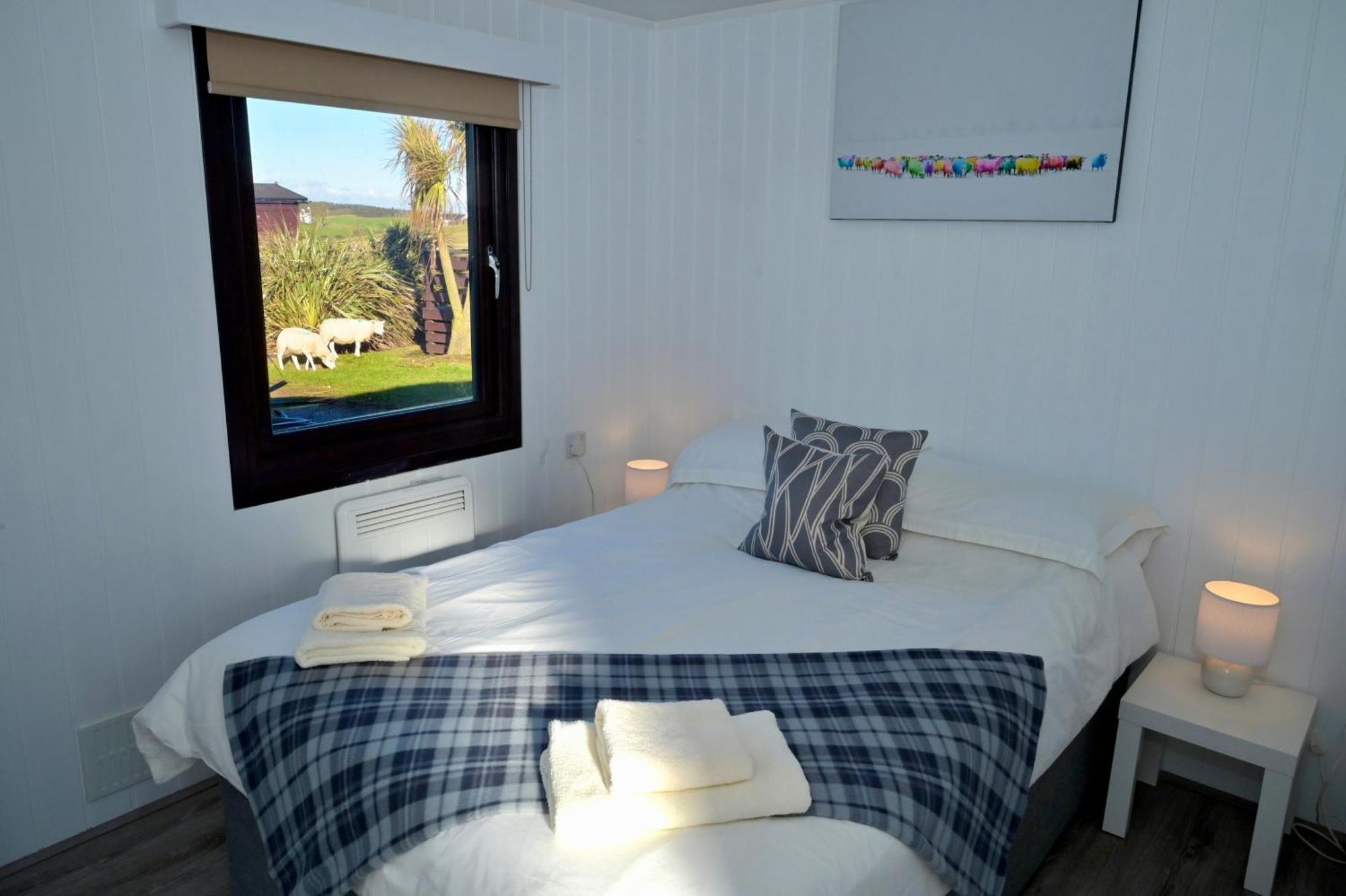 Lodge Cabin With Fabulous Views - Farm Holiday ストランラー エクステリア 写真