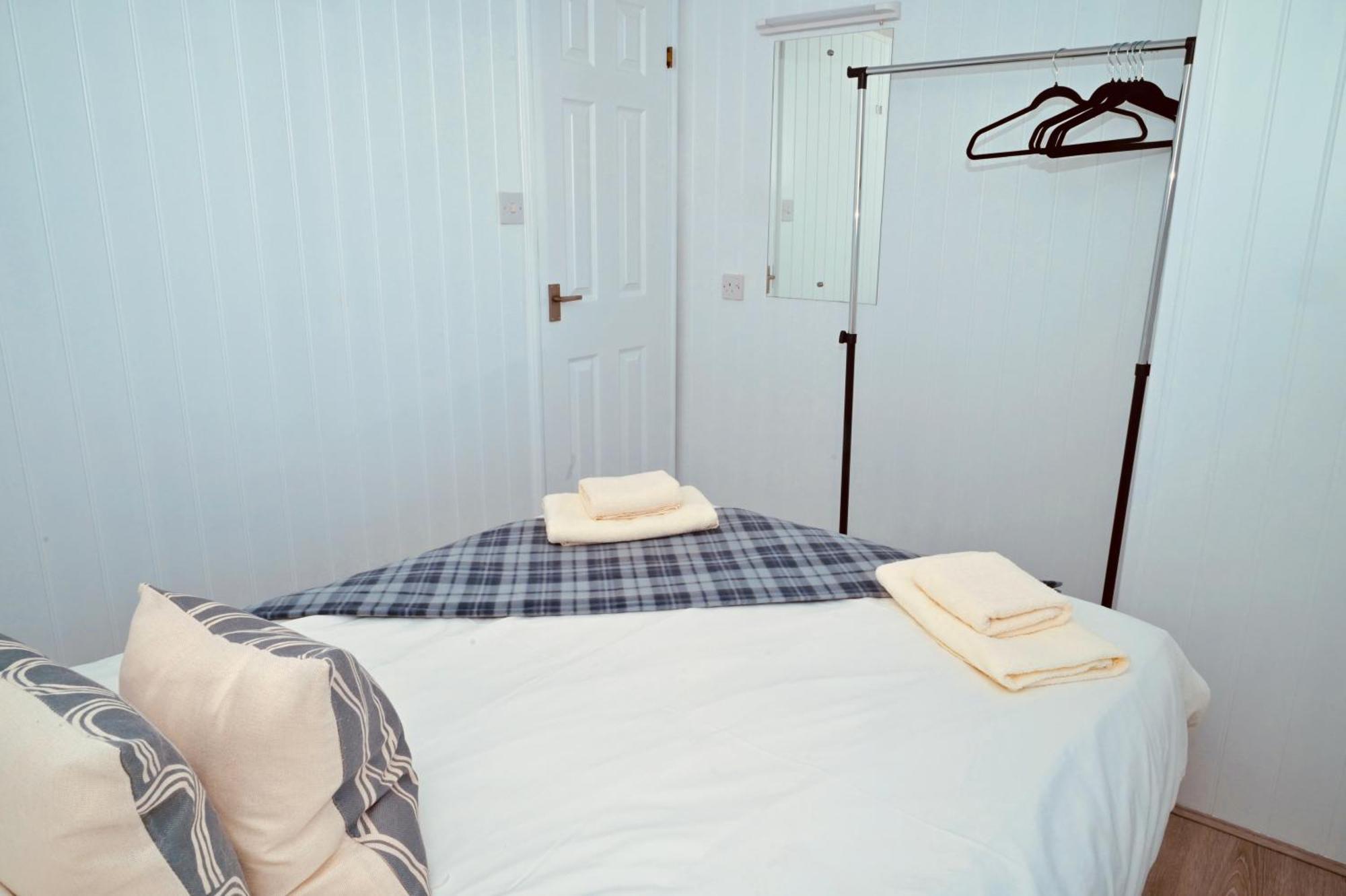 Lodge Cabin With Fabulous Views - Farm Holiday ストランラー エクステリア 写真